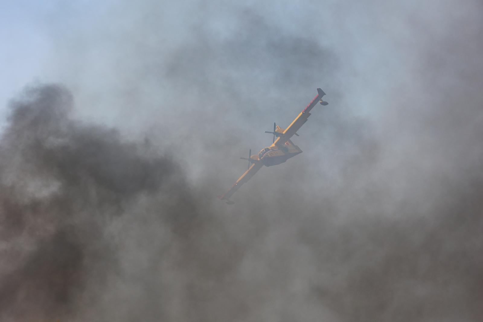 Vatrogasci i kanaderi lokalizirali požar u blizini gradskog deponija Vatrogasci i kanaderi lokalizirali požar u blizini gradskog deponija