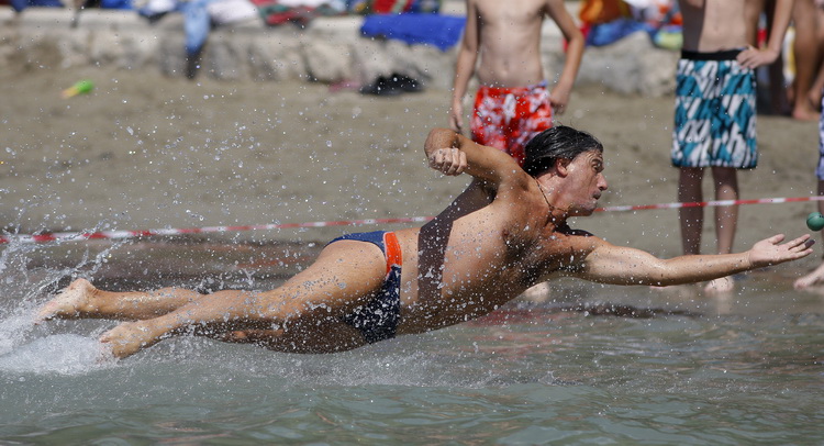 Split, 120611.
Na splitskim Bacvicama odrzano je 7. Prvenstvo svita u piciginu. Naslov pobjednika drugu godinu za redom osvojila je ekipa A1.
Na fotografiji: Goran Karan.
Foto: Ante Cizmic / CROPIX Split, 120611.
Na splitskim Bacvicama odrzano je 7. Prvenstvo svita u piciginu. Naslov pobjednika drugu godinu za redom osvojila je ekipa A1.
Na fotografiji: Goran Karan.
Foto: Ante Cizmic / CROPIX