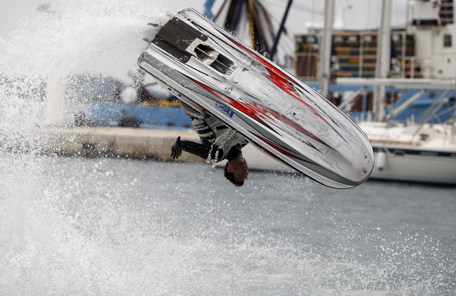 Biograd , 140510.
Danas je u Biogradu odrzana druga Porinova regata na kojoj je za ekipe brojnih diskografskih i medijskih kuca jedrilicarske sposobnosti pokazalo i vise javnih osoba. Na slici akrobacije na jetu u biogradskoj luci.
Foto: Jure Miskovic / C Biograd , 140510.
Danas je u Biogradu odrzana druga Porinova regata na kojoj je za ekipe brojnih diskografskih i medijskih kuca jedrilicarske sposobnosti pokazalo i vise javnih osoba. Na slici akrobacije na jetu u biogradskoj luci.
Foto: Jure Miskovic / C