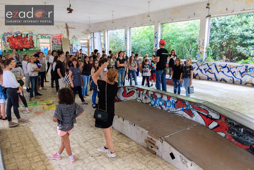 Simboličnim rušenjem zida započeo je urbani festival KvartArt na Voštarnici