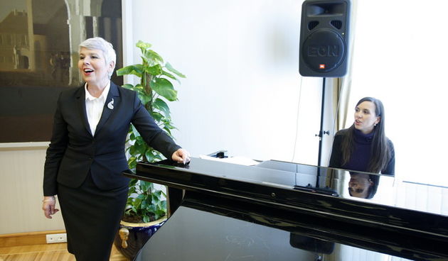 Zagreb, 131010. Ured Predsjednika. Predsjednik RH Ivo Josipovic primio je studente i predstavnike tvrtki sponzora akcije “Top stipendija za top studente 2010.” Svecanosti je nazocila i premijerka Jadranka Kosor.  Na slici: Jadranka Kosor uz pretnju klavir