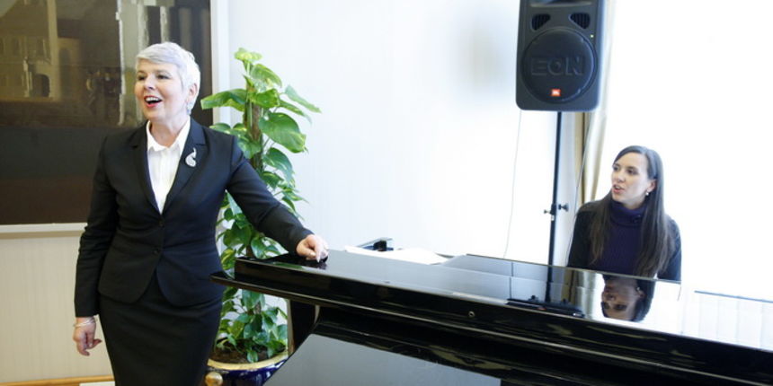 Zagreb, 131010. Ured Predsjednika. Predsjednik RH Ivo Josipovic primio je studente i predstavnike tvrtki sponzora akcije “Top stipendija za top studente 2010.” Svecanosti je nazocila i premijerka Jadranka Kosor.  Na slici: Jadranka Kosor uz pretnju klavir