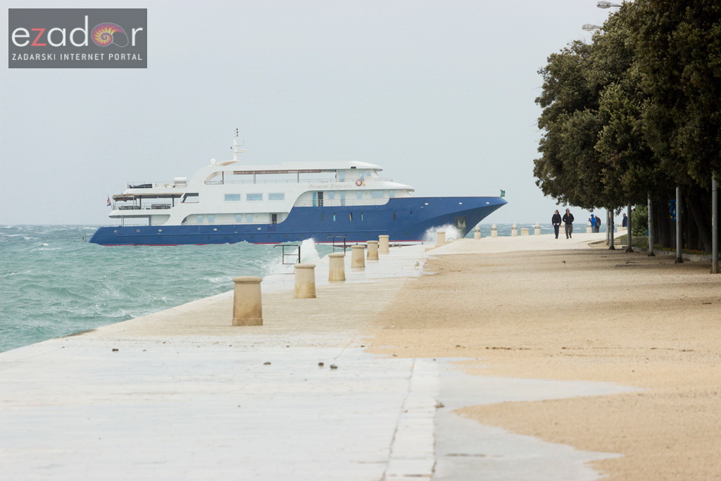 Đir po gradu 26. travnja 2017. Brod se skoro zabio u rivu Đir po gradu 26. travnja 2017. Brod se skoro zabio u rivu