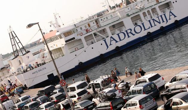 Zadar – Guzve na trajektnom pristanistu ne jenjavaju cijeli dan. Photo: Dino Stanin/PIXSELL Autor  Dino Stanin/PIXSELL KLJUČNE RIJEČI  turisticka sezona, Jadrolinija, guzve, trajekt, turizam, guzva, ljeto, turisti