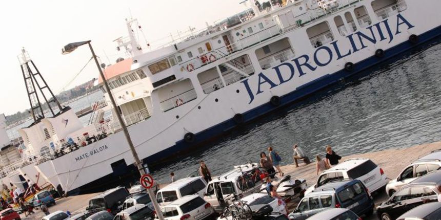Zadar – Guzve na trajektnom pristanistu ne jenjavaju cijeli dan. Photo: Dino Stanin/PIXSELL Autor Dino Stanin/PIXSELL KLJUČNE RIJEČI turisticka sezona, Jadrolinija, guzve, trajekt, turizam, guzva, ljeto, turisti Zadar – Guzve na trajektnom pristanistu ne jenjavaju cijeli dan. Photo: Dino Stanin/PIXSELL Autor Dino Stanin/PIXSELL KLJUČNE RIJEČI turisticka sezona, Jadrolinija, guzve, trajekt, turizam, guzva, ljeto, turisti