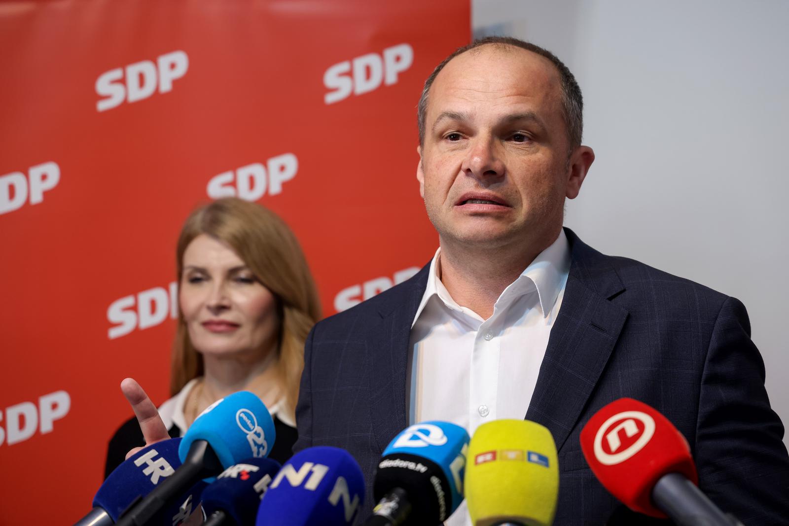 SDP predstavio kandidata za gradonačelnika, bit će to Daniel Radeta SDP predstavio kandidata za gradonačelnika, bit će to Daniel Radeta