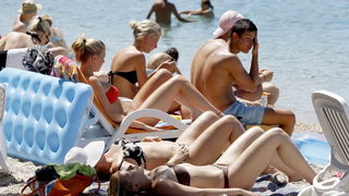 Makarska, 030711.
Prvi srpanjski vikend i prave ljetne vrucine doveli su veliki broj turista na Makarsku rivijeru. Plaze su prepune kupaca koji uzivaju u suncanju i kupanju.
Na slici: Kupaci na makarskoj plazi.
Foto: Ivo Ravlic / CROPIX Makarska, 030711.
Prvi srpanjski vikend i prave ljetne vrucine doveli su veliki broj turista na Makarsku rivijeru. Plaze su prepune kupaca koji uzivaju u suncanju i kupanju.
Na slici: Kupaci na makarskoj plazi.
Foto: Ivo Ravlic / CROPIX