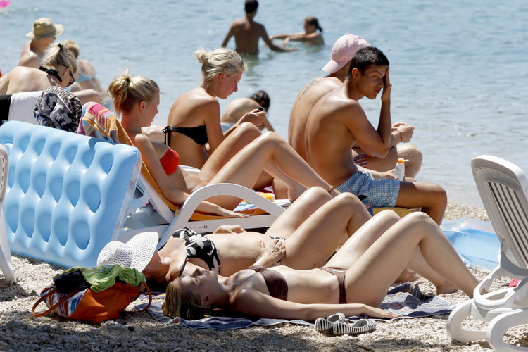 Makarska, 030711.
Prvi srpanjski vikend i prave ljetne vrucine doveli su veliki broj turista na Makarsku rivijeru. Plaze su prepune kupaca koji uzivaju u suncanju i kupanju.
Na slici: Kupaci na makarskoj plazi.
Foto: Ivo Ravlic / CROPIX Makarska, 030711.
Prvi srpanjski vikend i prave ljetne vrucine doveli su veliki broj turista na Makarsku rivijeru. Plaze su prepune kupaca koji uzivaju u suncanju i kupanju.
Na slici: Kupaci na makarskoj plazi.
Foto: Ivo Ravlic / CROPIX