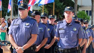 U prigodi Dana hrvatske policije i njihovog zaštitnika Sv.Mihovila danas je u PU Zadarskoj održana prigodna svečanost.U nastavku svečanosti, pokaznu vježbu samoobrane izveli su pripadnici interventne jedinice PU Zadarske te su podijeljena priznanja nagrađ U prigodi Dana hrvatske policije i njihovog zaštitnika Sv.Mihovila danas je u PU Zadarskoj održana prigodna svečanost.U nastavku svečanosti, pokaznu vježbu samoobrane izveli su pripadnici interventne jedinice PU Zadarske te su podijeljena priznanja nagrađ