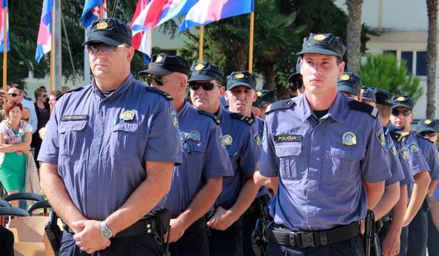 U prigodi Dana hrvatske policije i njihovog zaštitnika Sv.Mihovila danas je u PU Zadarskoj održana prigodna svečanost.U nastavku svečanosti, pokaznu vježbu samoobrane izveli su pripadnici interventne jedinice PU Zadarske te su podijeljena priznanja nagrađ