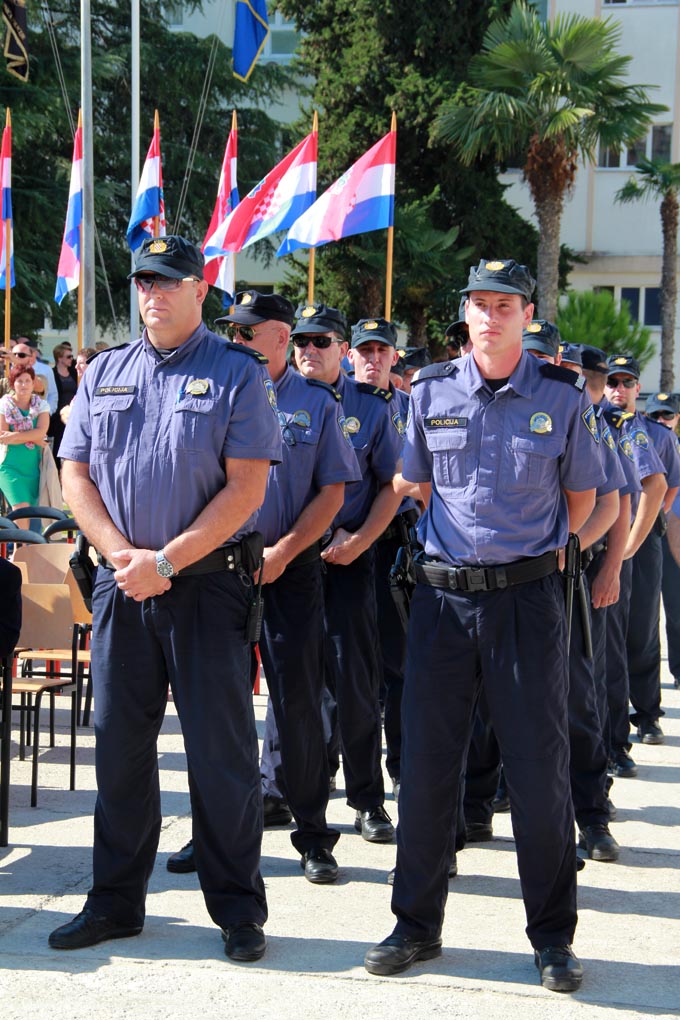 U prigodi Dana hrvatske policije i njihovog zaštitnika Sv.Mihovila danas je u PU Zadarskoj održana prigodna svečanost.U nastavku svečanosti, pokaznu vježbu samoobrane izveli su pripadnici interventne jedinice PU Zadarske te su podijeljena priznanja nagrađ U prigodi Dana hrvatske policije i njihovog zaštitnika Sv.Mihovila danas je u PU Zadarskoj održana prigodna svečanost.U nastavku svečanosti, pokaznu vježbu samoobrane izveli su pripadnici interventne jedinice PU Zadarske te su podijeljena priznanja nagrađ