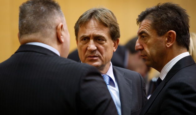 Zagreb, 0121209.
Sabor.
Markov trg.
Sjednica sabora na temu o povjerenju ministru Bozidaru Kalmeti.
Na fotografiji: ministri Ivan Suker,Bozidar Kalmeta i Darko Milinovic.
Foto: Goran Mehkek / CROPIX