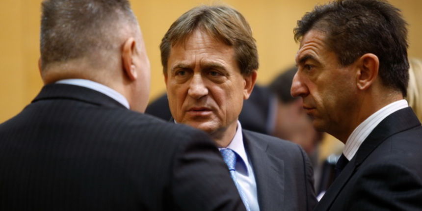 Zagreb, 0121209.
Sabor.
Markov trg.
Sjednica sabora na temu o povjerenju ministru Bozidaru Kalmeti.
Na fotografiji: ministri Ivan Suker,Bozidar Kalmeta i Darko Milinovic.
Foto: Goran Mehkek / CROPIX