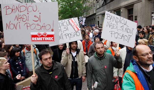 Zagreb, 20510.
Varsavska ulica.
Udruge Zelena akcija i Pravo na grad organiziraju nastavak prosvjeda gradjana zbog gradnje ulazno – izlazne rampe u Varsavskoj za garazu Hoto grupe Tomislava Horvatincica. Prosvjednici su sa koferima krenuli prema zgradi Dr
