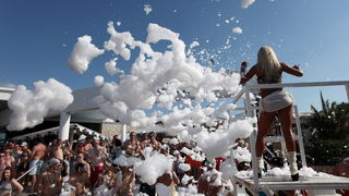 Novalja / Zrce, 260811.
Tematski blok: Pjena party u Aquariusu. Jedan od zastitnih znakova zrcanskog kluba Aquarius je pjena party. Svakodnevni je sastavni dio Aquariusovih After Beach Partyja. Taj jednostavan dogadjaj izuzetno veseli partijanere koji rad