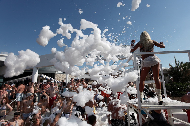 Novalja / Zrce, 260811.
Tematski blok: Pjena party u Aquariusu. Jedan od zastitnih znakova zrcanskog kluba Aquarius je pjena party. Svakodnevni je sastavni dio Aquariusovih After Beach Partyja. Taj jednostavan dogadjaj izuzetno veseli partijanere koji rad