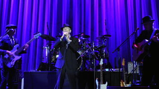 Zagreb, 250710.
Velicanstveni koncert legendarnog kanadskog kantautora Leonarda Cohena u prepunoj zagrebackoj Areni .
Foto : Jadran Babic / CROPIX