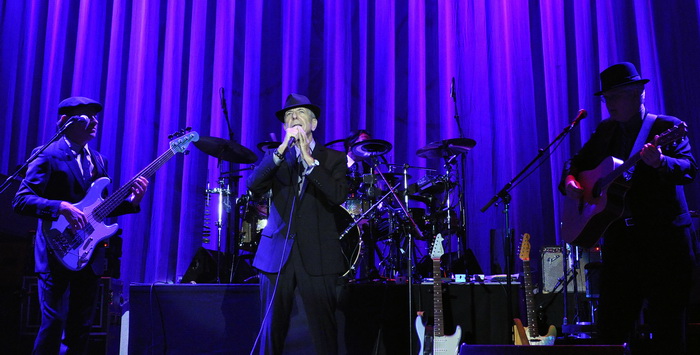 Zagreb, 250710.
Velicanstveni koncert legendarnog kanadskog kantautora Leonarda Cohena u prepunoj zagrebackoj Areni .
Foto : Jadran Babic / CROPIX