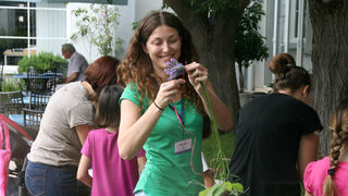 Danas je održana kreativna radionica za velike i male u organizaciji Dječjeg odjela Gradske knjižnice Zadar: izrada stručaka i jastučića od lavande od 10-12 h. Radionicu je vodila gospođa Jadranka Plantak. Foto by Lucija Juravic Danas je održana kreativna radionica za velike i male u organizaciji Dječjeg odjela Gradske knjižnice Zadar: izrada stručaka i jastučića od lavande od 10-12 h. Radionicu je vodila gospođa Jadranka Plantak. Foto by Lucija Juravic