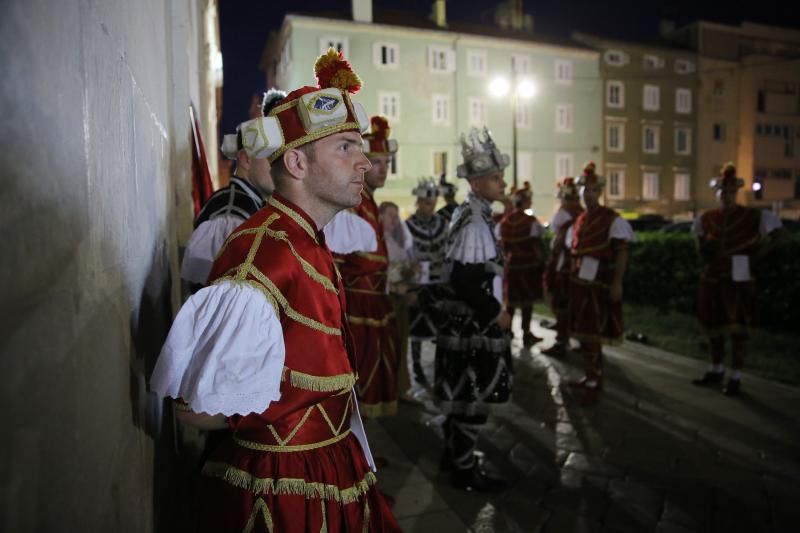 05.07.2013., Zadar – Na Trgu opatice Cike, ispred crkve svete Marije, gostovalo je Hrvatsko glazbeno drustvo sveta Cecilija iz Korcule. Izveli su tradicionalnu moresku, romanticni ples s macevima. Photo: Filip Brala/PIXSELL