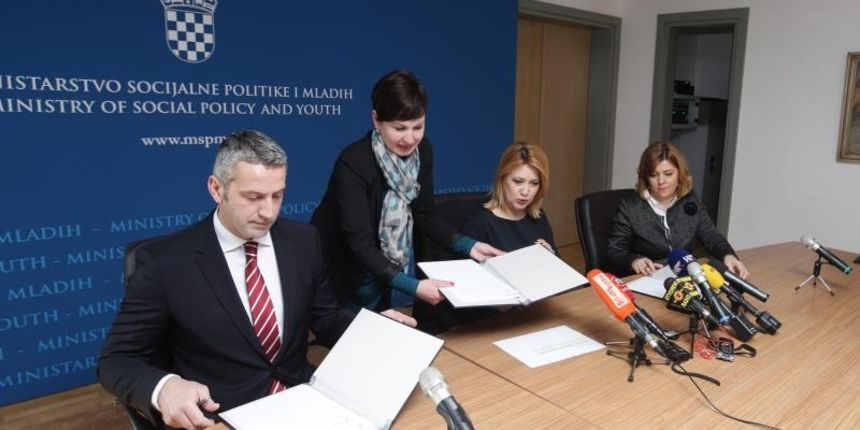 Potpredsjednica Vlade i ministrica socijalne politike i mladih Milanka Opacic potpisala je Sporazum o mjerama za ublazavanje financijskih teskoca odredjenog dijela gradjana koji su ovrsenici u postupcima prisilne naplate trazbina male vrijednosti na novc
