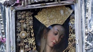 Slika Čudotvorne Gospe Sinjske u svečanoj procesiji ulicama Sinja, Foto: Tino Jurić/PIXSELL