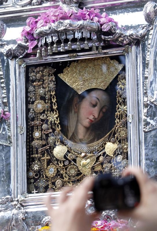 Slika Čudotvorne Gospe Sinjske u svečanoj procesiji ulicama Sinja, Foto: Tino Jurić/PIXSELL