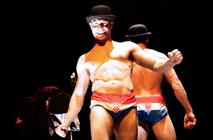 Zagreb, 291011.
Veceras je u staroj tvornici Jedinstvo odrzana jos jedna vecer 7. Festivala novog cirkusa, koji traje od 25.10. do 30.10. Veceras je odrzana cabaret predstava Red room.
Na fotografiji: nastup akrobata English Gents.
Foto: Admir Buljubasic Zagreb, 291011.
Veceras je u staroj tvornici Jedinstvo odrzana jos jedna vecer 7. Festivala novog cirkusa, koji traje od 25.10. do 30.10. Veceras je odrzana cabaret predstava Red room.
Na fotografiji: nastup akrobata English Gents.
Foto: Admir Buljubasic