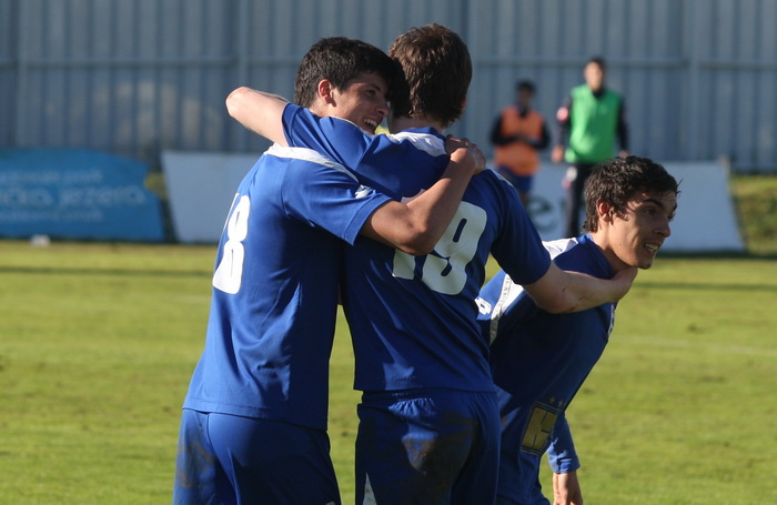 Zadar, 060413. 
Stadion na Stanovima.
Utakmica 26. kola prve HNL izmedju NK Zadar i NK Istra. Na fotografiji: slavlje igraca Zadra –  Stipe Perica, Igor Prahic i Luka Begonja.
Foto: Jure Miskovic / CROPIX