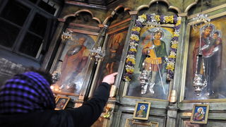 Skopje, 080412.
Nesvakidasnji fenomen prociscavanja fresaka poceo se dogadjati u unutrasnjosti poznate skopske crkve Sveti Velikomucenik Dimitrija. Freske u unutrasnjosti crkve, na kojima se godinama talozio dim od izgorjelih svijeca koje su palili vjerni Skopje, 080412.
Nesvakidasnji fenomen prociscavanja fresaka poceo se dogadjati u unutrasnjosti poznate skopske crkve Sveti Velikomucenik Dimitrija. Freske u unutrasnjosti crkve, na kojima se godinama talozio dim od izgorjelih svijeca koje su palili vjerni