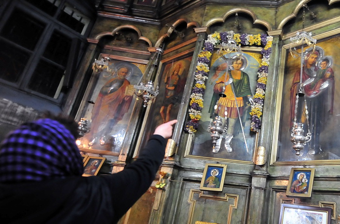 Skopje, 080412.
Nesvakidasnji fenomen prociscavanja fresaka poceo se dogadjati u unutrasnjosti poznate skopske crkve Sveti Velikomucenik Dimitrija. Freske u unutrasnjosti crkve, na kojima se godinama talozio dim od izgorjelih svijeca koje su palili vjerni Skopje, 080412.
Nesvakidasnji fenomen prociscavanja fresaka poceo se dogadjati u unutrasnjosti poznate skopske crkve Sveti Velikomucenik Dimitrija. Freske u unutrasnjosti crkve, na kojima se godinama talozio dim od izgorjelih svijeca koje su palili vjerni