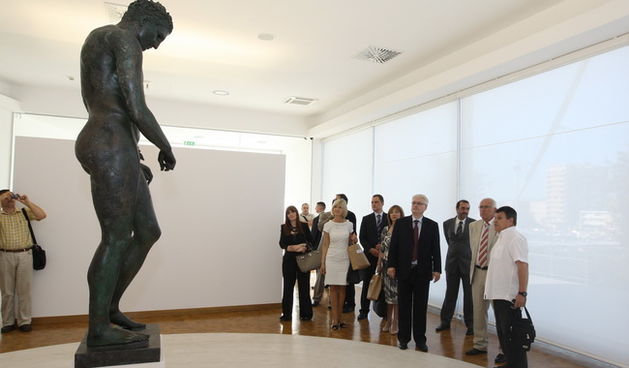 Zadar, 080710.
Predsjednik Ivo Josipovic posjetio je Zadar. 
Tom prigodom bio je na prijemu kod gradonacelnika Zvonimira Vrancica, posjetio muzej stakla, te prosetao i popio sok na Kalelargi. 
Na slici: Apoksiomen.
Foto: Vladimir Ivanov / CROPIX