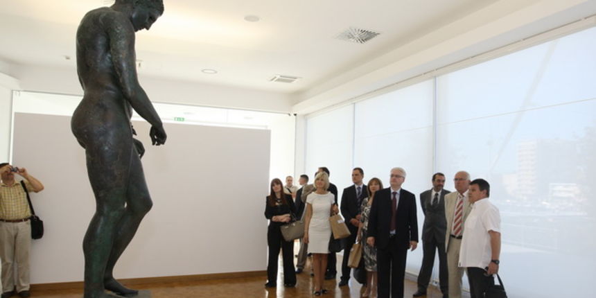 Zadar, 080710.
Predsjednik Ivo Josipovic posjetio je Zadar. 
Tom prigodom bio je na prijemu kod gradonacelnika Zvonimira Vrancica, posjetio muzej stakla, te prosetao i popio sok na Kalelargi. 
Na slici: Apoksiomen.
Foto: Vladimir Ivanov / CROPIX