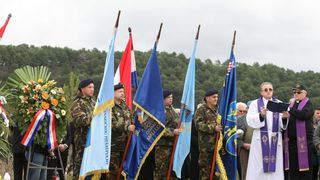 Polaganjem vijenaca na središnjem križu, u Novigradu je obilježena obljetnica pogibije članova HRM-a i Druge gardijske brigade za vrijeme akcije Maslenica. Photo: Dino Stanin/PIXSELL Polaganjem vijenaca na središnjem križu, u Novigradu je obilježena obljetnica pogibije članova HRM-a i Druge gardijske brigade za vrijeme akcije Maslenica. Photo: Dino Stanin/PIXSELL