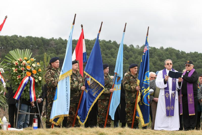 Polaganjem vijenaca na središnjem križu, u Novigradu je obilježena obljetnica pogibije članova HRM-a i Druge gardijske brigade za vrijeme akcije Maslenica. Photo: Dino Stanin/PIXSELL Polaganjem vijenaca na središnjem križu, u Novigradu je obilježena obljetnica pogibije članova HRM-a i Druge gardijske brigade za vrijeme akcije Maslenica. Photo: Dino Stanin/PIXSELL