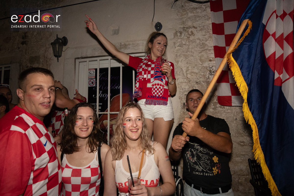 Čudesna noć: Velika fešta ulicama Zadra nakon plasmana Vatrenih u finale SP Čudesna noć: Velika fešta ulicama Zadra nakon plasmana Vatrenih u finale SP