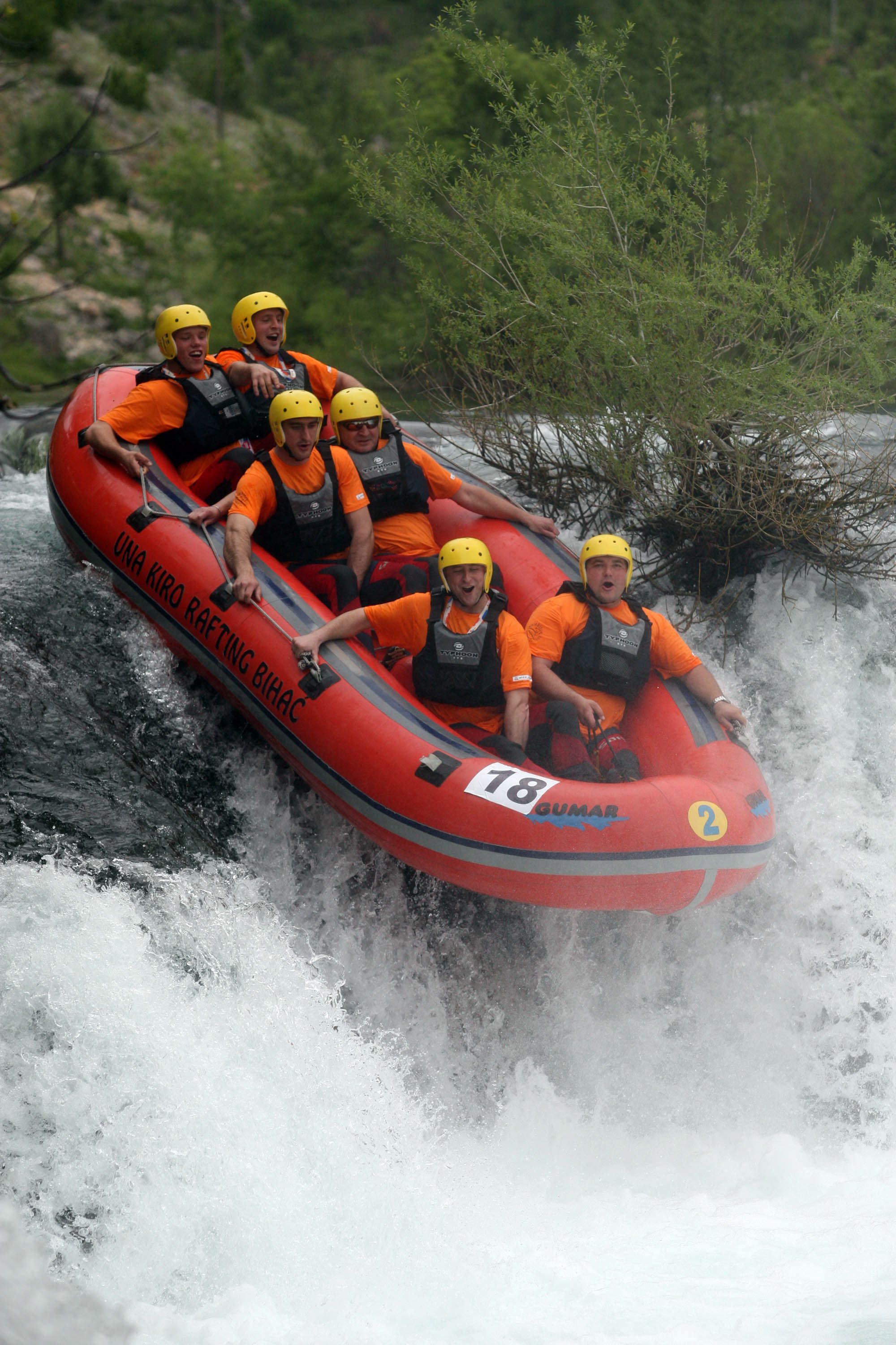 Peta Hrvatska rafting regata Zrmanja 2010, koja se odrzala na raftig stazi od Mlina Zegarskih do Muskovaca, i ove je godin humanitarnog karaktera, a dio prikupljenih sredstava i prihod od humanitarne aukcije slika ide za Djecji vrtic za djecu s teskocama
