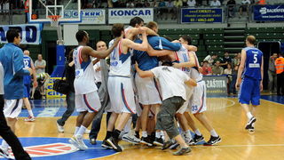 Zagreb, 100610.
Savska cesta 30, kosarkaski centar Drazen Petrovic, seniori, susret KK Cibona i KK Zadar, 5. odlucujuca utakmica za naslov prvaka Hrvatske.
Na slici: slavlje Cibone.
Foto: Damir Krajac / CROPIX Zagreb, 100610.
Savska cesta 30, kosarkaski centar Drazen Petrovic, seniori, susret KK Cibona i KK Zadar, 5. odlucujuca utakmica za naslov prvaka Hrvatske.
Na slici: slavlje Cibone.
Foto: Damir Krajac / CROPIX