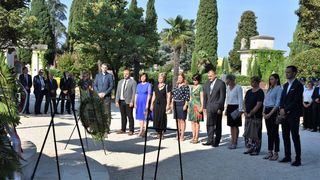 Povodom Dana pobjede kod središnjeg križa na Gradskom groblju položeni vijenci Povodom Dana pobjede kod središnjeg križa na Gradskom groblju položeni vijenci