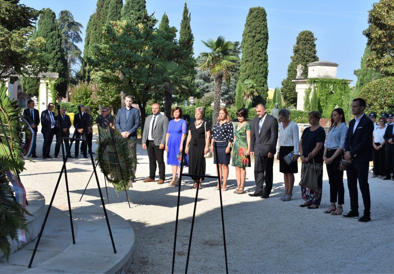 Povodom Dana pobjede kod središnjeg križa na Gradskom groblju položeni vijenci Povodom Dana pobjede kod središnjeg križa na Gradskom groblju položeni vijenci