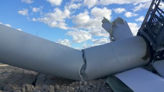 Olujna bura srušila vjetro elektranu na Pagu Olujna bura srušila vjetro elektranu na Pagu