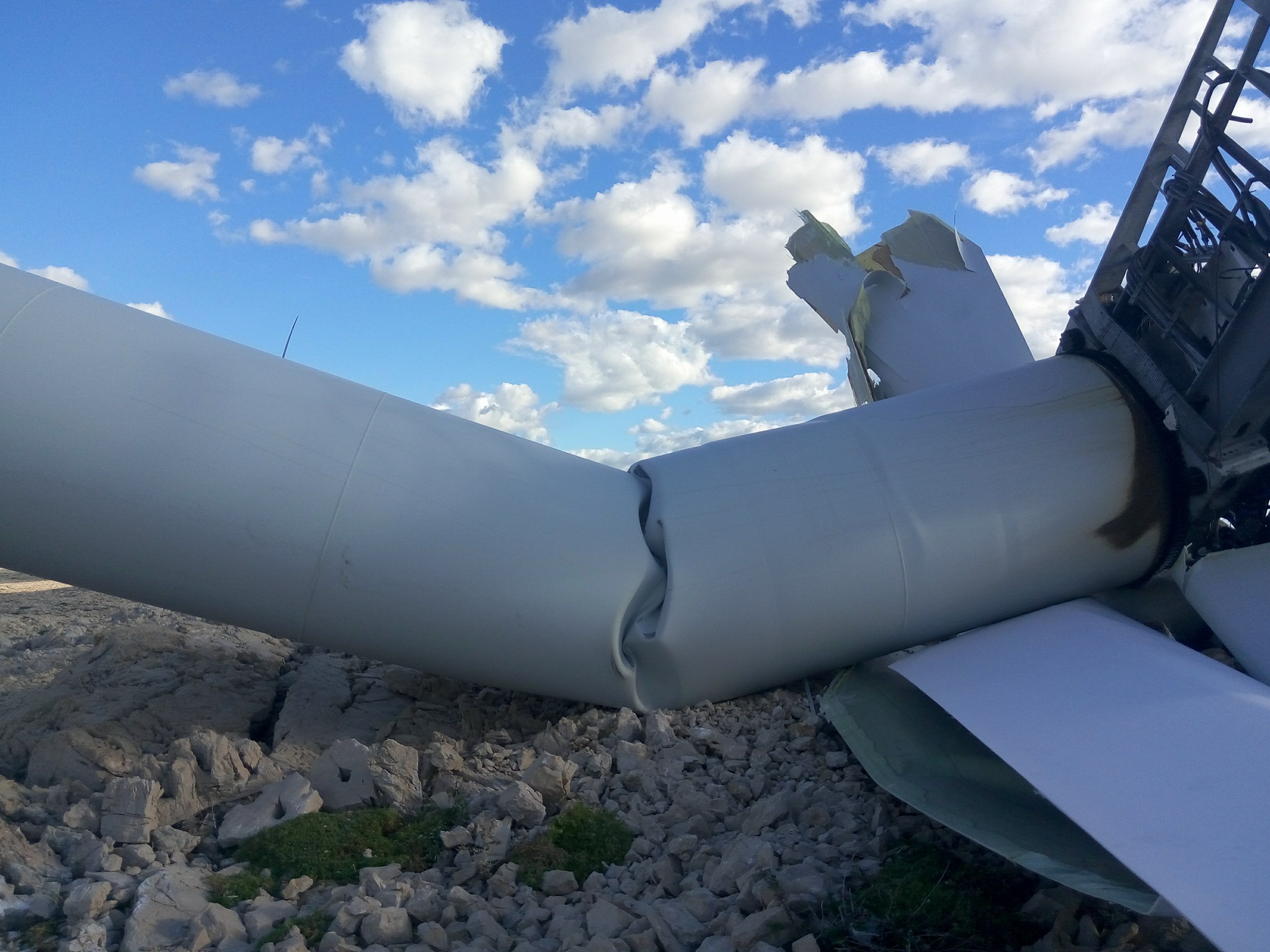 Olujna bura srušila vjetro elektranu na Pagu Olujna bura srušila vjetro elektranu na Pagu