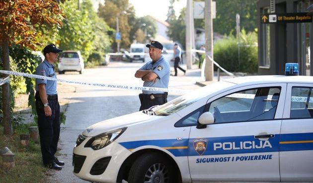 Zagreb – Jutros oko 7 sati u Sutlanskoj ulici nepoznati pocinitelj je aktivirao eksplozivnu napravu. Jedna osoba je ozlijedjena a nekoliko automobila u blizini je osteceno eksplozijom. Photo: Petar Glebov/PIXSELL