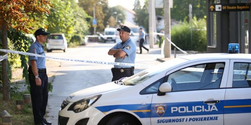 Zagreb – Jutros oko 7 sati u Sutlanskoj ulici nepoznati pocinitelj je aktivirao eksplozivnu napravu. Jedna osoba je ozlijedjena a nekoliko automobila u blizini je osteceno eksplozijom. Photo: Petar Glebov/PIXSELL