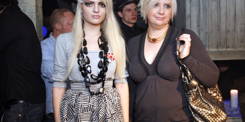 Zagreb, 220309.
Proslava 300-te epizode Red carpet-a, showbiz emisije Nove Tv, odrzana je u klubu Gallery na Jarunu.
Na slici: Ella i Danijela Dvornik.
Foto: Neja Markicevic / Cropix Zagreb, 220309.
Proslava 300-te epizode Red carpet-a, showbiz emisije Nove Tv, odrzana je u klubu Gallery na Jarunu.
Na slici: Ella i Danijela Dvornik.
Foto: Neja Markicevic / Cropix