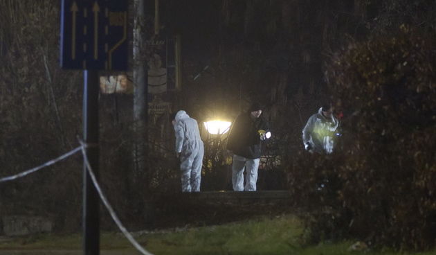 Zagreb, 110113.
Podsused. 
Sest minuta iza ponoci doslo je do eksplozije bombe na raskrizju Aleje Bologne i Gospodske ulice. 
Na fotografiji: detalj sa mjesta eksplozije.
Foto: Ivan Klindic / CROPIX