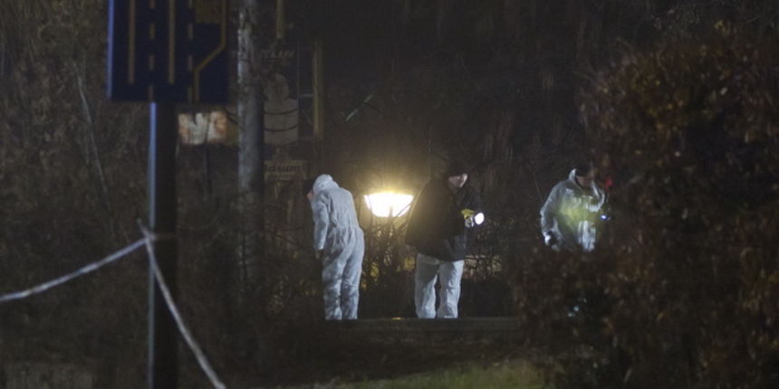 Zagreb, 110113.
Podsused. 
Sest minuta iza ponoci doslo je do eksplozije bombe na raskrizju Aleje Bologne i Gospodske ulice. 
Na fotografiji: detalj sa mjesta eksplozije.
Foto: Ivan Klindic / CROPIX