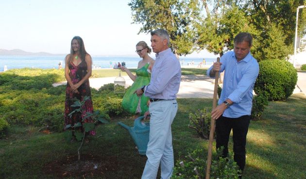 Gradonačelnik Dukić i župan Longin posadili smokvu kod Morskih orgulja