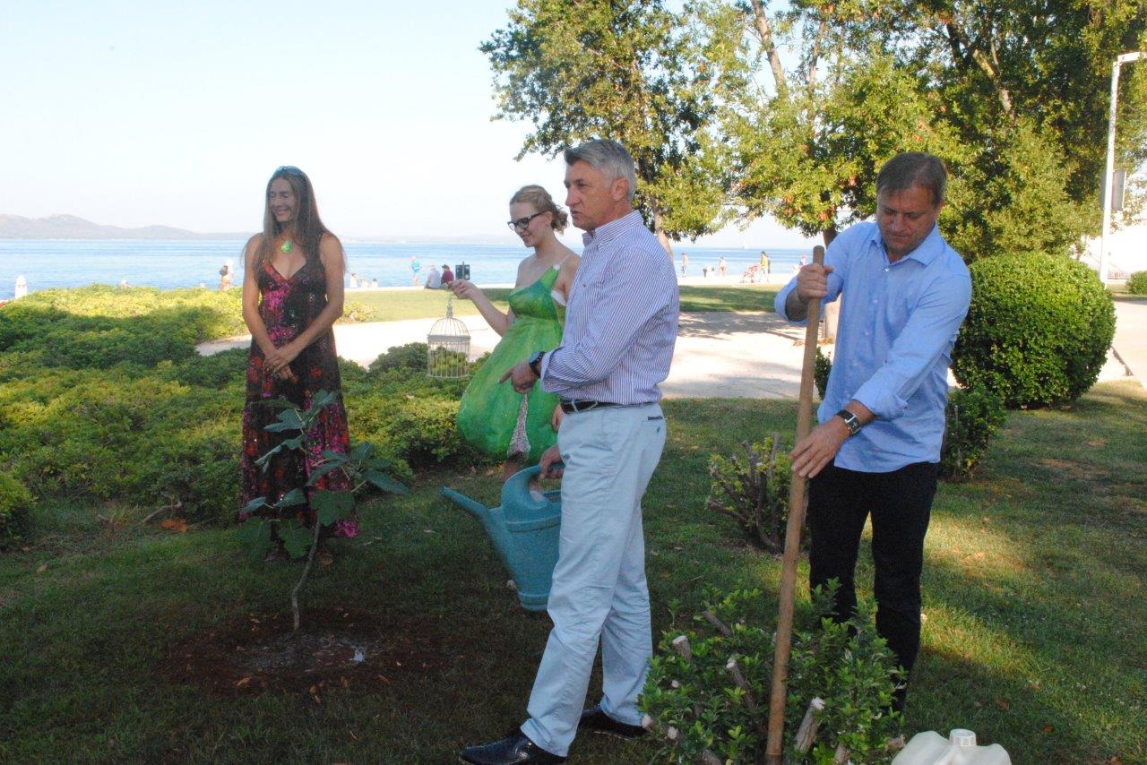 Gradonačelnik Dukić i župan Longin posadili smokvu kod Morskih orgulja