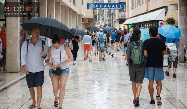 Đir po gradu 1. rujna 2017. Đir po gradu 1. rujna 2017. Kiša, Kalelarga, kišobran